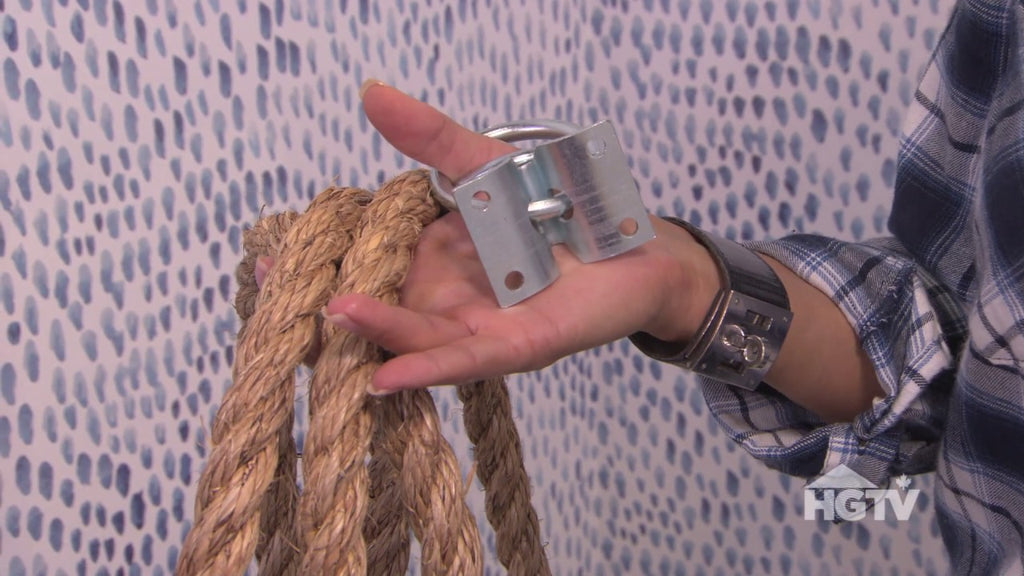 Danielle Bryk shows us how to create a rustic, DIY towel holder with a rope and some fasteners.