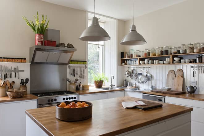 The Ingenious Paper Towel Holder That Takes Up Zero Space (It’s So Stylish, Too!)